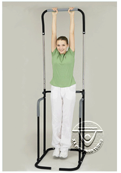 Kéo giãn người trên xà đơn xếp trong nhà giúp kéo giãn cột sống  giúp tăng chiều cao và khỏi đau lưng